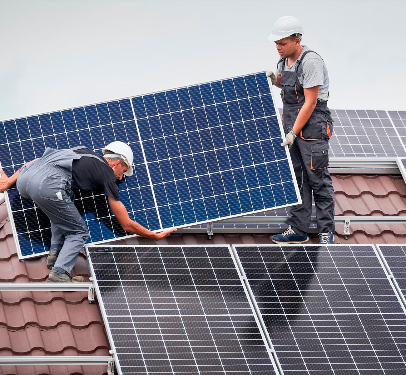 https://greenclimat.fr/wp-content/uploads/2024/07/installation-de-panneaux-solaires-photovoltaique-en-france-green-climat-3.jpg